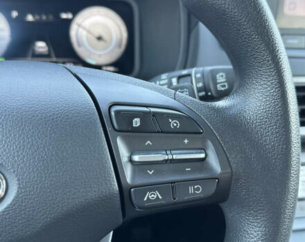 Серый Хендай Kona Electric, объемом двигателя 0 л и пробегом 66 тыс. км за 21500 $, фото 20 на Automoto.ua