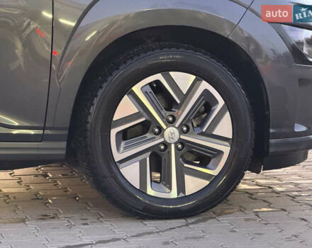 Серый Хендай Kona Electric, объемом двигателя 0 л и пробегом 36 тыс. км за 16999 $, фото 10 на Automoto.ua