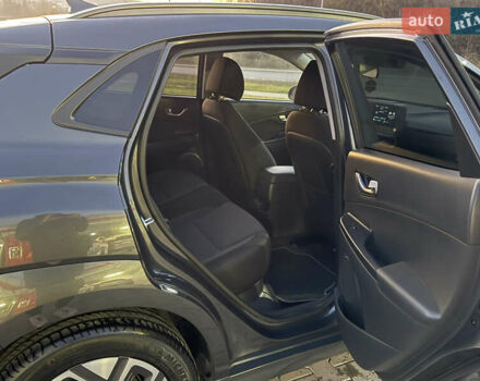 Серый Хендай Kona Electric, объемом двигателя 0 л и пробегом 36 тыс. км за 16999 $, фото 26 на Automoto.ua