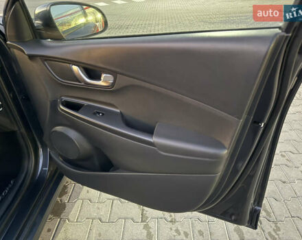 Серый Хендай Kona Electric, объемом двигателя 0 л и пробегом 36 тыс. км за 16999 $, фото 28 на Automoto.ua