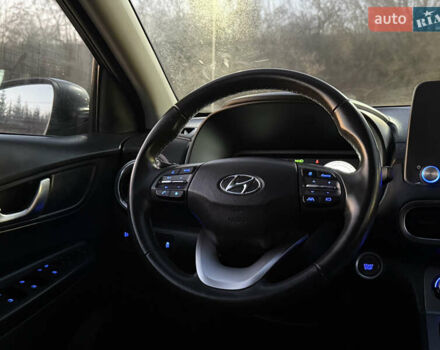 Серый Хендай Kona Electric, объемом двигателя 0 л и пробегом 36 тыс. км за 16999 $, фото 2 на Automoto.ua