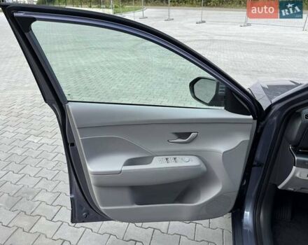 Серый Хендай Kona Electric, объемом двигателя 0 л и пробегом 4 тыс. км за 24999 $, фото 106 на Automoto.ua