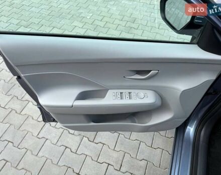 Серый Хендай Kona Electric, объемом двигателя 0 л и пробегом 4 тыс. км за 24999 $, фото 105 на Automoto.ua