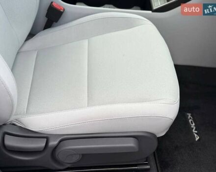 Серый Хендай Kona Electric, объемом двигателя 0 л и пробегом 4 тыс. км за 24999 $, фото 86 на Automoto.ua