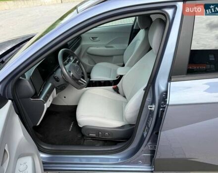 Серый Хендай Kona Electric, объемом двигателя 0 л и пробегом 4 тыс. км за 24999 $, фото 109 на Automoto.ua