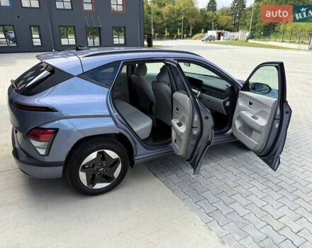 Серый Хендай Kona Electric, объемом двигателя 0 л и пробегом 4 тыс. км за 24999 $, фото 9 на Automoto.ua