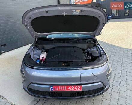 Серый Хендай Kona Electric, объемом двигателя 0 л и пробегом 4 тыс. км за 24999 $, фото 140 на Automoto.ua
