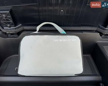 Серый Хендай Kona Electric, объемом двигателя 0 л и пробегом 4 тыс. км за 24999 $, фото 152 на Automoto.ua