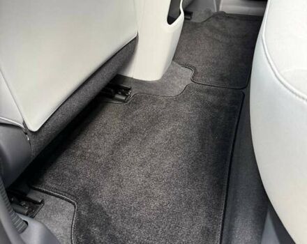 Серый Хендай Kona Electric, объемом двигателя 0 л и пробегом 4 тыс. км за 24999 $, фото 102 на Automoto.ua