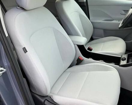 Серый Хендай Kona Electric, объемом двигателя 0 л и пробегом 4 тыс. км за 24999 $, фото 96 на Automoto.ua