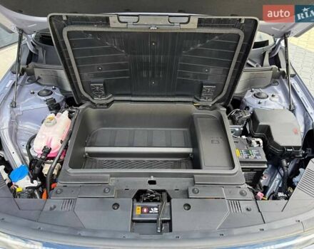 Серый Хендай Kona Electric, объемом двигателя 0 л и пробегом 4 тыс. км за 24999 $, фото 150 на Automoto.ua