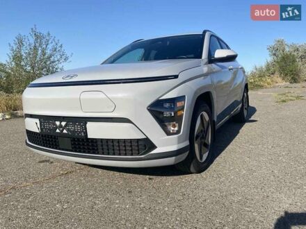 Серый Хендай Kona Electric, объемом двигателя 0 л и пробегом 7 тыс. км за 24499 $, фото 1 на Automoto.ua