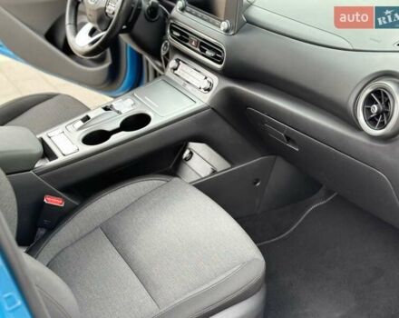 Синий Хендай Kona Electric, объемом двигателя 0 л и пробегом 49 тыс. км за 19950 $, фото 124 на Automoto.ua