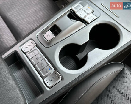 Синий Хендай Kona Electric, объемом двигателя 0 л и пробегом 65 тыс. км за 18500 $, фото 107 на Automoto.ua