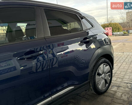 Синий Хендай Kona Electric, объемом двигателя 0 л и пробегом 65 тыс. км за 18500 $, фото 39 на Automoto.ua