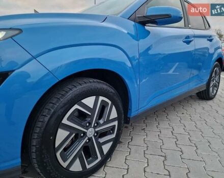 Синий Хендай Kona Electric, объемом двигателя 0 л и пробегом 95 тыс. км за 16600 $, фото 2 на Automoto.ua