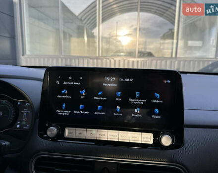 Синий Хендай Kona Electric, объемом двигателя 0 л и пробегом 65 тыс. км за 18500 $, фото 111 на Automoto.ua