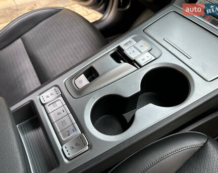 Синий Хендай Kona Electric, объемом двигателя 0 л и пробегом 65 тыс. км за 18500 $, фото 105 на Automoto.ua