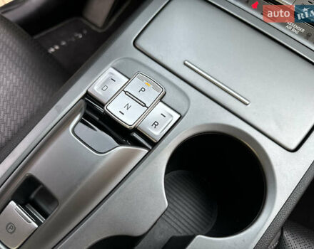 Синий Хендай Kona Electric, объемом двигателя 0 л и пробегом 65 тыс. км за 18500 $, фото 108 на Automoto.ua