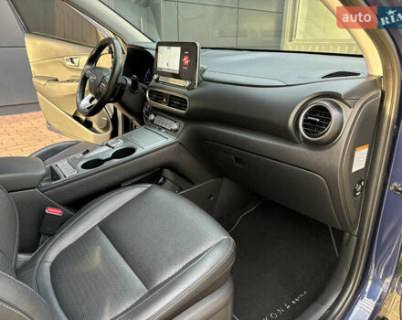 Синий Хендай Kona Electric, объемом двигателя 0 л и пробегом 65 тыс. км за 18500 $, фото 100 на Automoto.ua