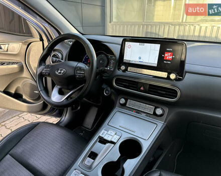 Синий Хендай Kona Electric, объемом двигателя 0 л и пробегом 65 тыс. км за 18500 $, фото 102 на Automoto.ua