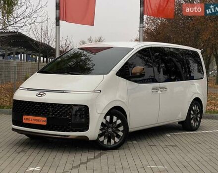 Белый Хендай Staria, объемом двигателя 2.2 л и пробегом 77 тыс. км за 49000 $, фото 1 на Automoto.ua