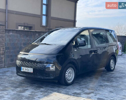 Черный Хендай Staria, объемом двигателя 2.2 л и пробегом 63 тыс. км за 22800 $, фото 2 на Automoto.ua