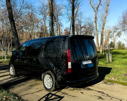 Черный Хендай Staria, объемом двигателя 2.2 л и пробегом 61 тыс. км за 36999 $, фото 2 на Automoto.ua
