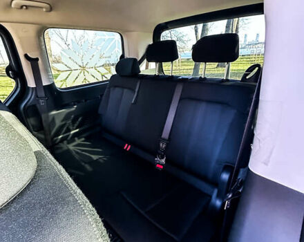 Черный Хендай Staria, объемом двигателя 2.2 л и пробегом 61 тыс. км за 36999 $, фото 10 на Automoto.ua