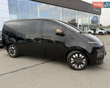 Черный Хендай Staria, объемом двигателя 2.2 л и пробегом 66 тыс. км за 49800 $, фото 3 на Automoto.ua