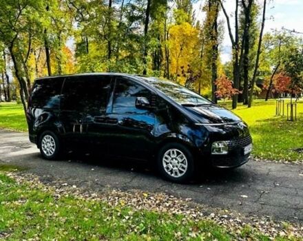 Черный Хендай Staria, объемом двигателя 2.2 л и пробегом 11 тыс. км за 42000 $, фото 2 на Automoto.ua
