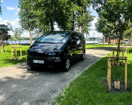 Черный Хендай Staria, объемом двигателя 2.2 л и пробегом 68 тыс. км за 36999 $, фото 2 на Automoto.ua