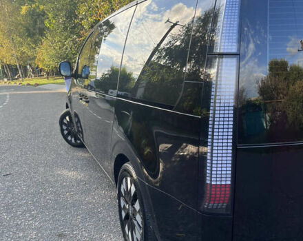 Черный Хендай Staria, объемом двигателя 2.2 л и пробегом 57 тыс. км за 49999 $, фото 2 на Automoto.ua