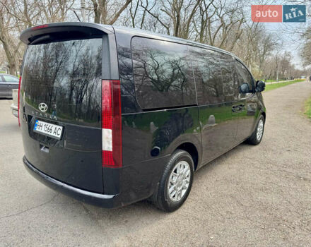 Черный Хендай Staria, объемом двигателя 2.2 л и пробегом 5 тыс. км за 38100 $, фото 5 на Automoto.ua