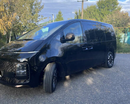 Черный Хендай Staria, объемом двигателя 2.2 л и пробегом 57 тыс. км за 49999 $, фото 1 на Automoto.ua