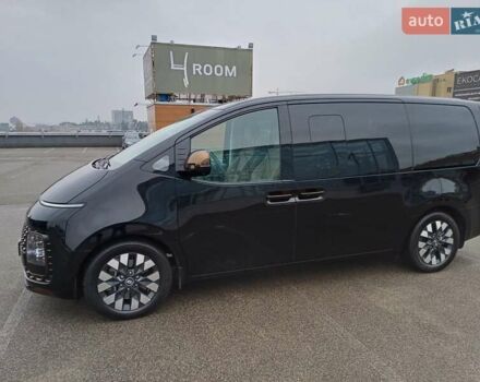 Черный Хендай Staria, объемом двигателя 2.2 л и пробегом 25 тыс. км за 62500 $, фото 3 на Automoto.ua