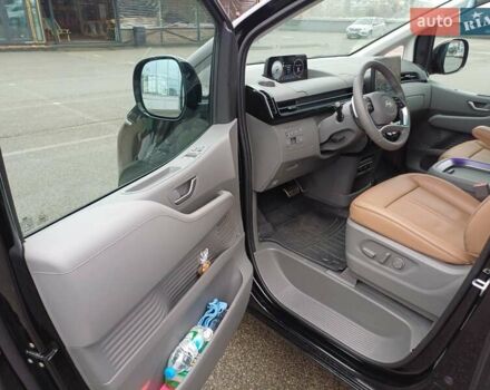 Черный Хендай Staria, объемом двигателя 2.2 л и пробегом 25 тыс. км за 62500 $, фото 11 на Automoto.ua