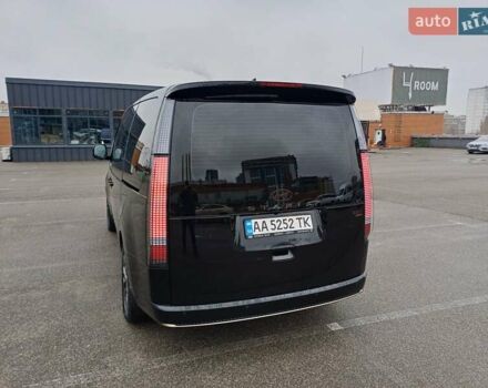 Черный Хендай Staria, объемом двигателя 2.2 л и пробегом 25 тыс. км за 62500 $, фото 5 на Automoto.ua