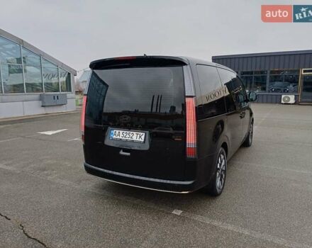 Черный Хендай Staria, объемом двигателя 2.2 л и пробегом 25 тыс. км за 62500 $, фото 6 на Automoto.ua