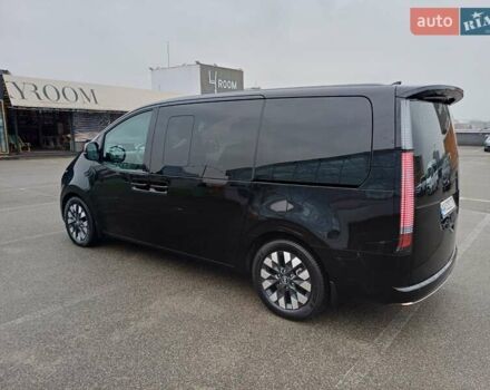 Черный Хендай Staria, объемом двигателя 2.2 л и пробегом 25 тыс. км за 62500 $, фото 4 на Automoto.ua