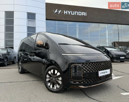 Черный Хендай Staria, объемом двигателя 2.2 л и пробегом 66 тыс. км за 49800 $, фото 1 на Automoto.ua