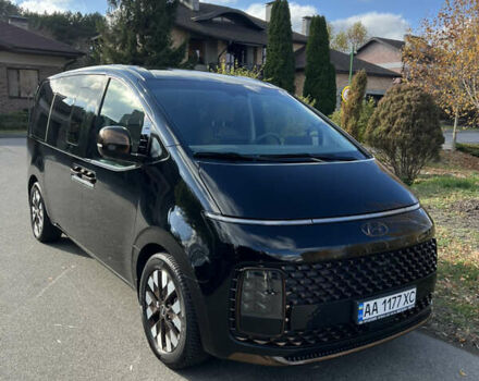 Черный Хендай Staria, объемом двигателя 2.2 л и пробегом 17 тыс. км за 55000 $, фото 1 на Automoto.ua