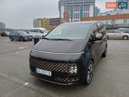 Черный Хендай Staria, объемом двигателя 2.2 л и пробегом 25 тыс. км за 62500 $, фото 1 на Automoto.ua