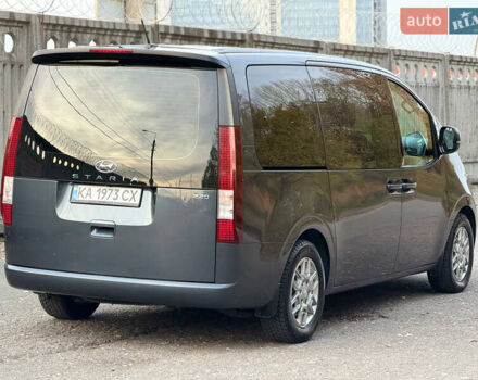 Серый Хендай Staria, объемом двигателя 2.2 л и пробегом 66 тыс. км за 38900 $, фото 4 на Automoto.ua