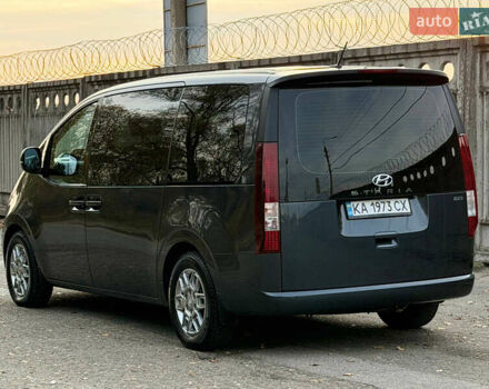 Серый Хендай Staria, объемом двигателя 2.2 л и пробегом 66 тыс. км за 38900 $, фото 3 на Automoto.ua