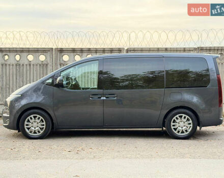 Серый Хендай Staria, объемом двигателя 2.2 л и пробегом 66 тыс. км за 38900 $, фото 5 на Automoto.ua