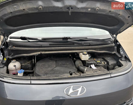 Серый Хендай Staria, объемом двигателя 2.2 л и пробегом 138 тыс. км за 34000 $, фото 16 на Automoto.ua