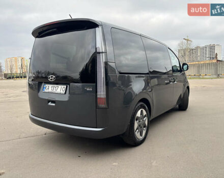 Серый Хендай Staria, объемом двигателя 2.2 л и пробегом 138 тыс. км за 34000 $, фото 3 на Automoto.ua