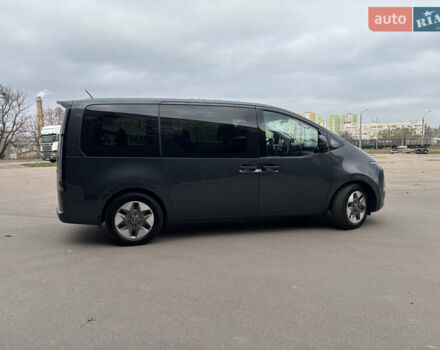 Серый Хендай Staria, объемом двигателя 2.2 л и пробегом 138 тыс. км за 34000 $, фото 2 на Automoto.ua