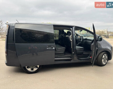 Серый Хендай Staria, объемом двигателя 2.2 л и пробегом 138 тыс. км за 34000 $, фото 5 на Automoto.ua